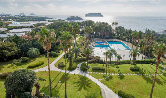 켄싱턴리조트 서귀포와 한국콘도 중문이 4월 30일부터 6월 30일까지 '제주 5일 살기 패키지'를 출시한다고 밝혔다. 5일 동안 힐링을 누릴 수 있도록 세심한 배려를 했다. 이번 패키지는 관광지와 맛집 위주의 관광보다는 자유로움을 느끼는 여행 패턴을 반영한 상품으로 온전한 휴식을 콘셉트로 기획됐다. 켄싱턴리조트 서귀포 모습. 켄싱턴리조트 제공